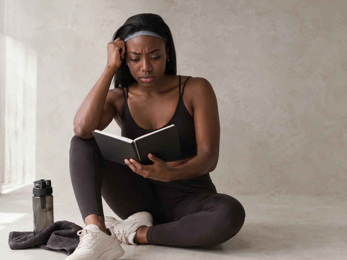 Mujer revisando su progreso después de entrenar sin ver los resultados esperados